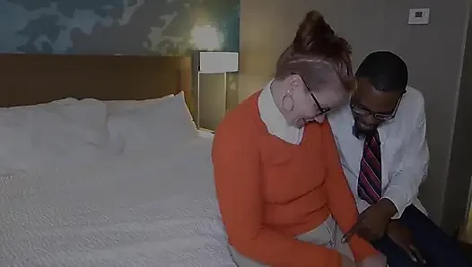 Strebsame rothaarige MILF erforscht ihre fantasie mit großem schwarzem schwanz
