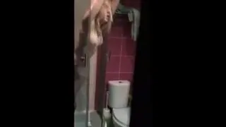Femme jouit sous la douche avec un inconnu