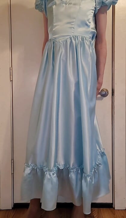 Satin brudtärnor klär sig