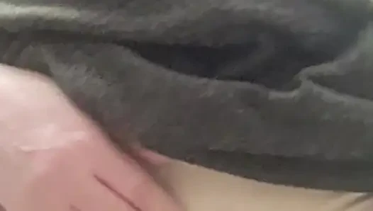 Mama zieht ihre fette Muschi aus dem Loch in ihren großen Unterhosen