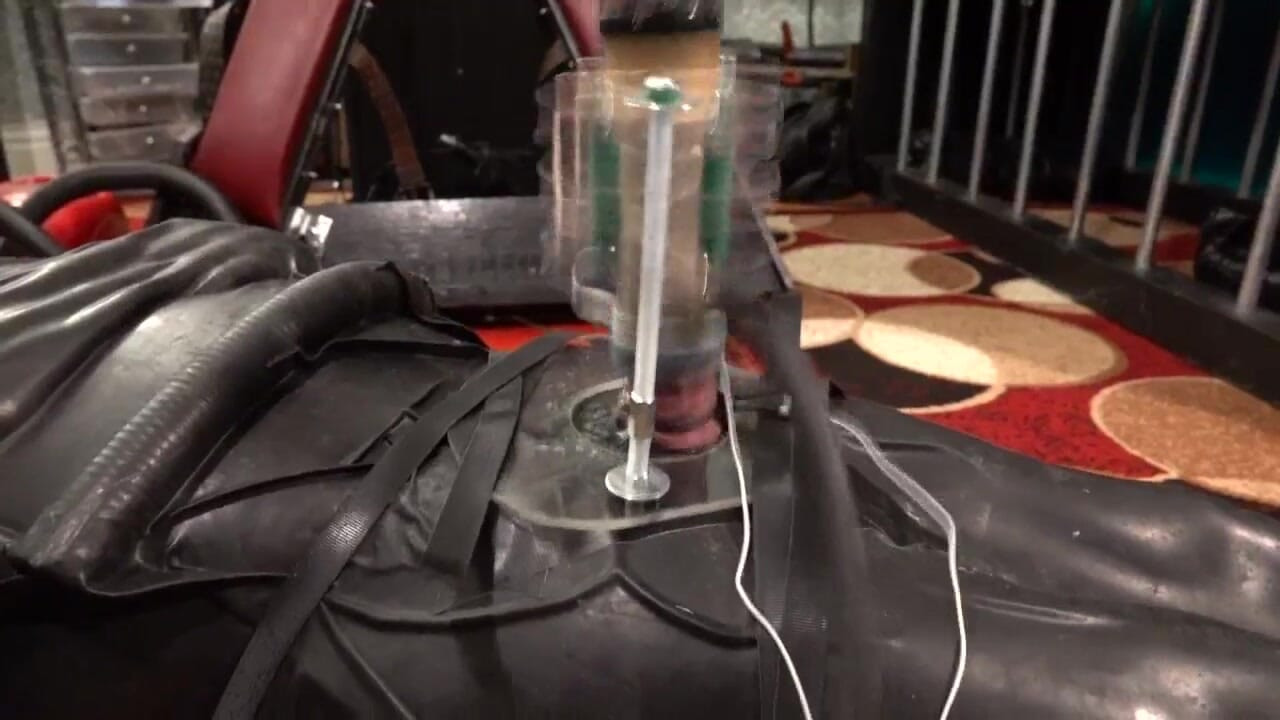 ヴィーナス2000 ラテックスバキューム袋での搾乳、ドミナトリックスのレディ・ディーヴァ・ケインの地下牢。