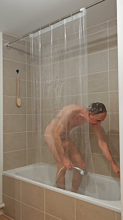 Είσαι στο μπάνιο. Κοίτα τι βλέπεις.
