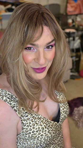 Šminka, rasvjeta, perika, sve se urotilo da izgledam pristojno. Dva sata truda ne uključujući vrijeme za fotografiranje!