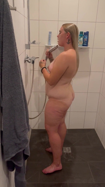 Islak amcık sıcak su jeti tarafından orgazm olur. Azgın kocası tarafından sikilmek istiyor. | Klip 2