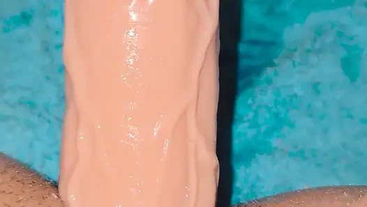 Tante seksi ana liz lagi asik muasin lubang pantatnya pakai 2 dildo bergantian