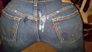 Rilasciare un carico di sperma sui suoi jeans