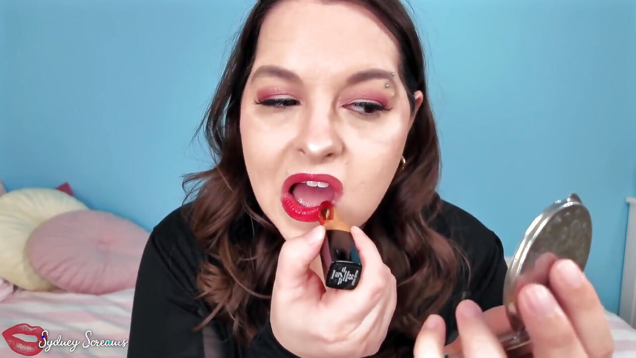 För alltid svag för mina läppar - Seductress Sydney Screams applicerar rött läppstift innan hon täcker dig med hennes läppstift kyssmärken