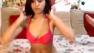 Menina cigana incrível engasgando com um pau na webcam