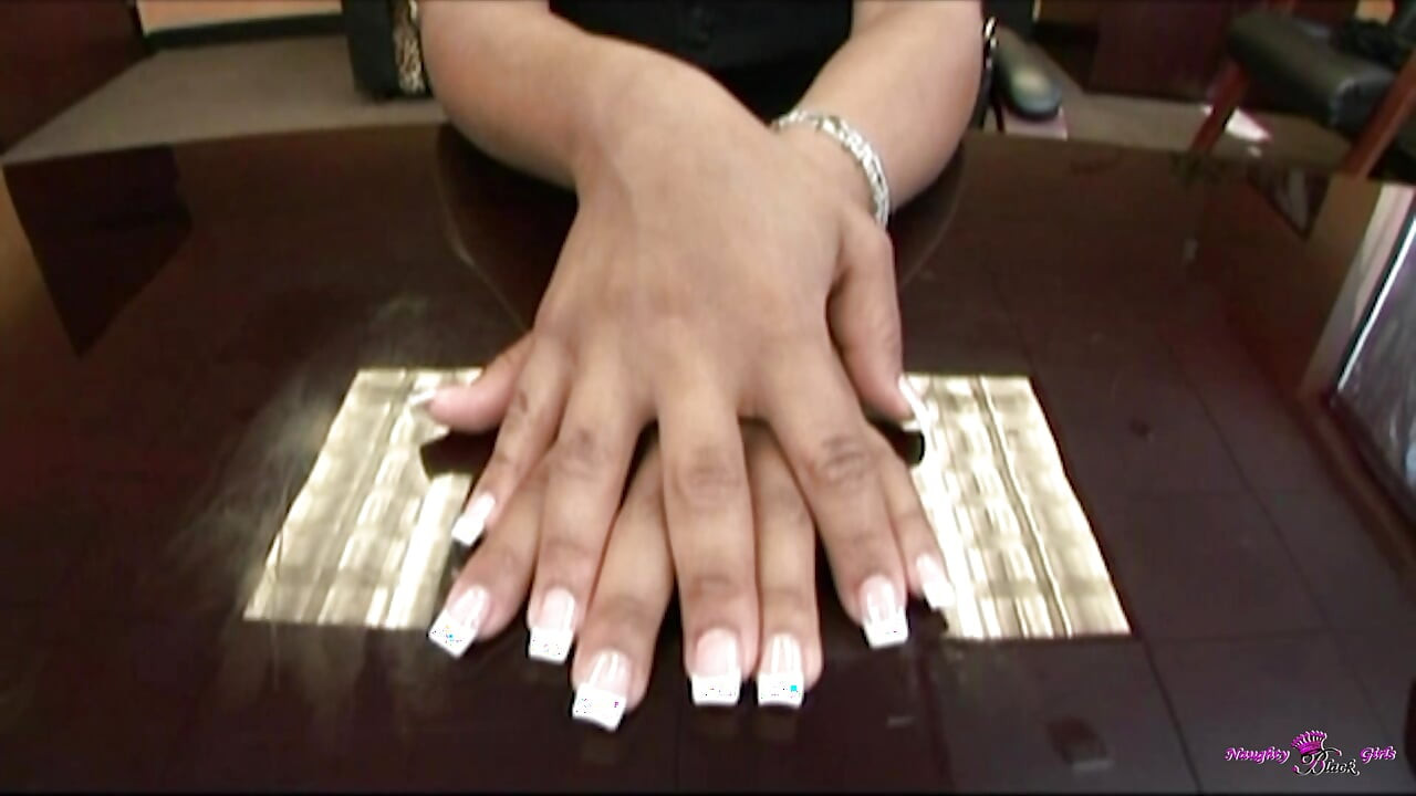 Această femeie latino drăguță vrea să fie futută de un tip mai în vârstă și are parte de ejaculare