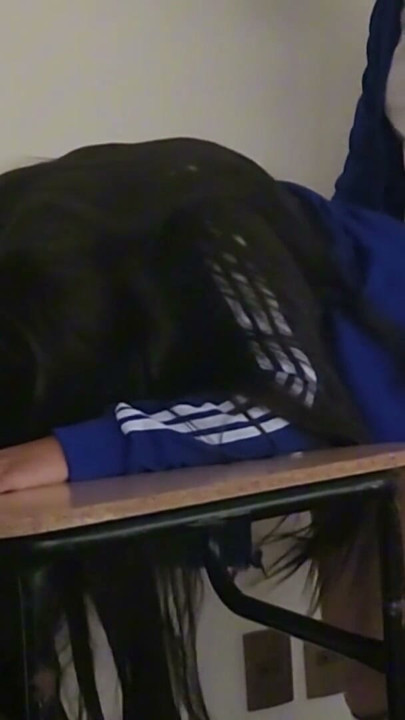 En 18-årig skolepige elsker at kneppe midt i klassen, når lokalet er tomt. Hun har en varm røv (Del 1). | Klip 2