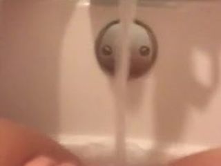 Puta kik gruesa usando batj faucet para correrse
