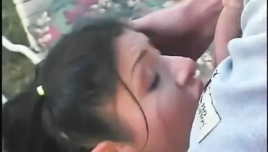 Gadis remaja hot dientot dan dicrot di muka di luar ruangan