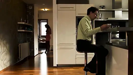 Tante seksi rambut pirang lagi asik nyepong dan ngentot kontol sampai dicrot di dalam sebelum seks threesome