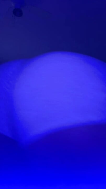 Culona twerking en luces azules