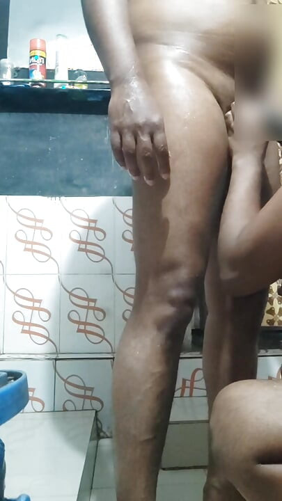ผัวกูเย็ดในห้องน้ํา