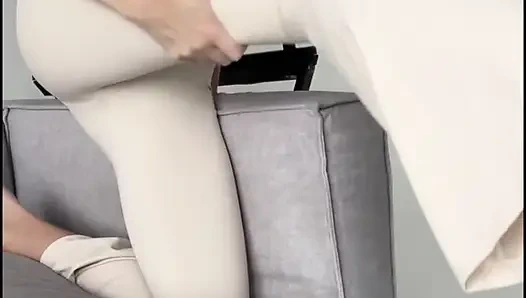 perfektes yoga zu hause - arsch in engen leggings - sexy göttin