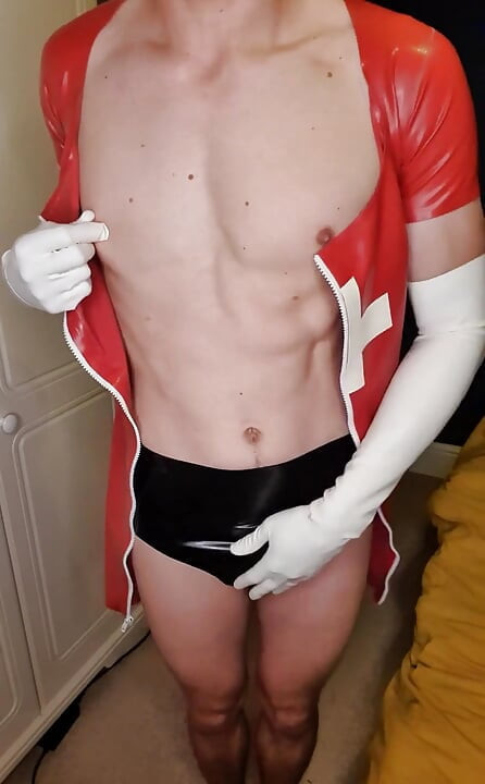 Ich schlüpfe an meinen langen weißen latexhandschuhen, bereit für deine körperliche ️