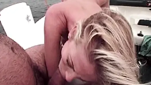 Çarpıcı Fransız orta yaşlı seksi kadın yatta amını siktiriyor