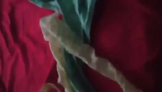 Karımın kullanılmış tangasıyla mastürbasyon yapıyorum ve fark etmiyor