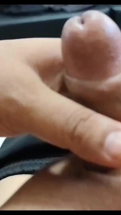 Je masturbe un livreur blanc avec un jouet sur son énorme bite épaisse. | Clip 1