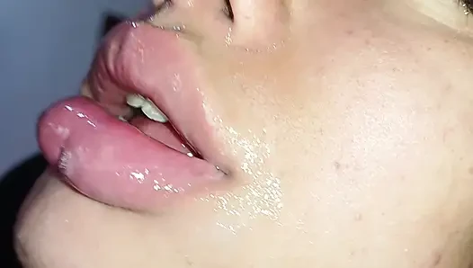 SIE LIEBT CREAMPIE, SAUGT HART UND TIEF AN SEINEM SCHWANZ, BIS DER CUCKOLD KOMMT