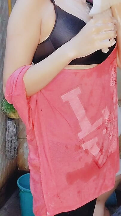 Akeli sundar 18 saal ki larki dhoop senk rahi hai