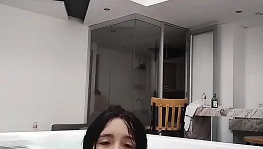 In super jakuzy tätowiert, masturbiert vorne