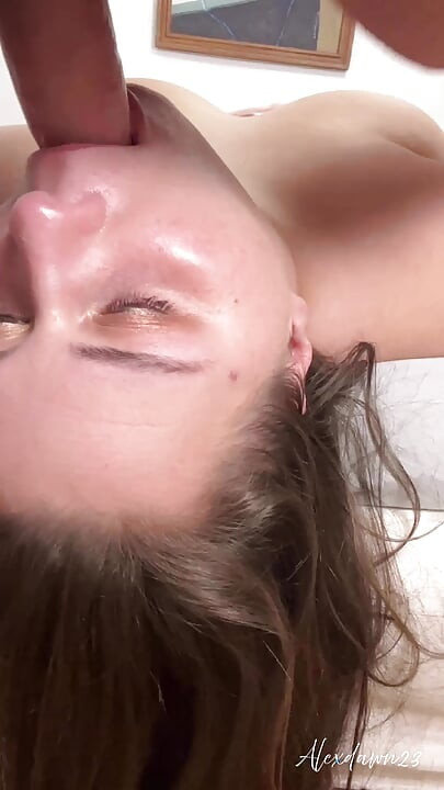 継父は男の子が俺の顔を犯したがるから、俺を訓練してるんだ