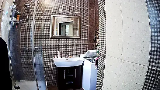 Duş: ateşli minyon kız Stella buharlı duş zamanının tadını çıkarıyor