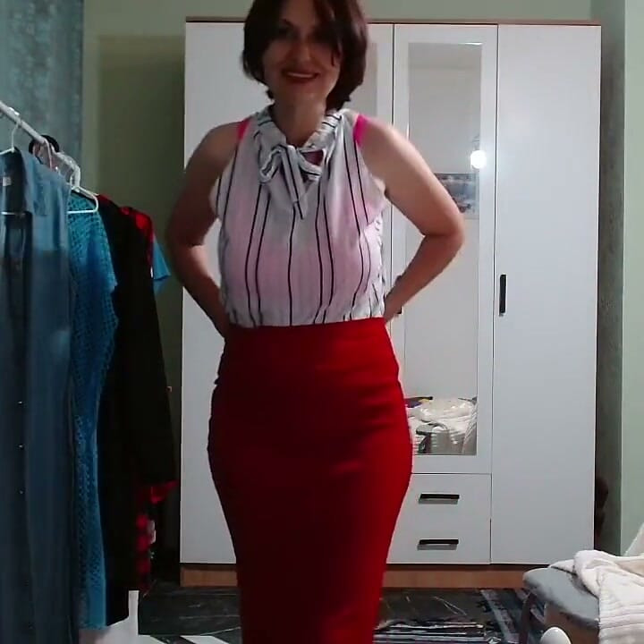 Mature, Busty MILF Pees From Her Beautiful Pussy Onto the Floor