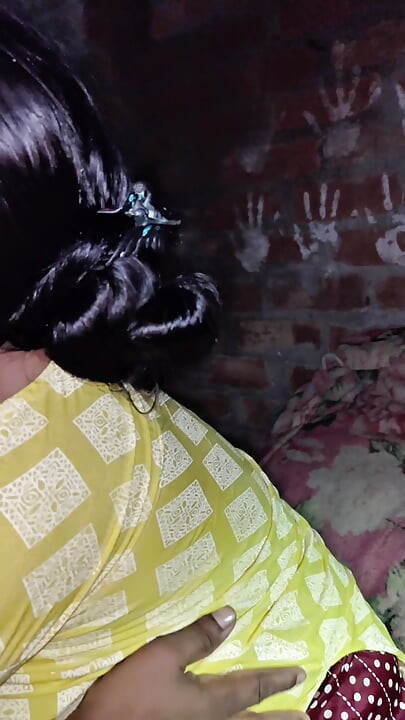 Beutiful village bhabhi sex in home Indian
