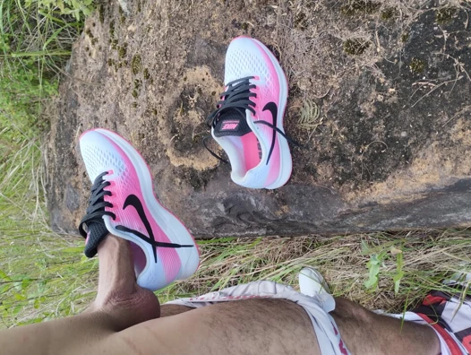 Nike Zoom Pegasus spor ayakkabısıyla açık havada fleshlight ile sikişiyor ve içine boşalıyor