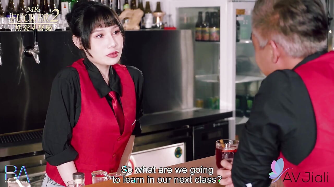 Гърдастата барманка Xiao Ye Ye чука извратения си шеф