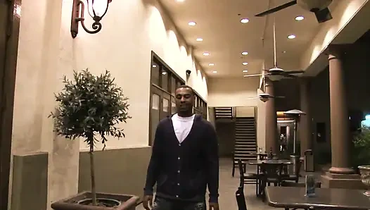 Büyük memeli beyaz iri güzel kadın büyük siyah yarakla sikiliyor