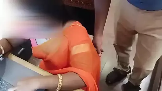 Une femme se fait baiser par son manager dans un sari transparent au bureau