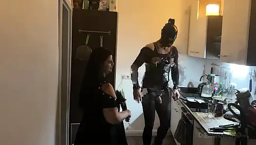 Pantat bahenol tante dominan ini dientot habis-habisan sampai lubang pantatnya menganga lebar di dapur