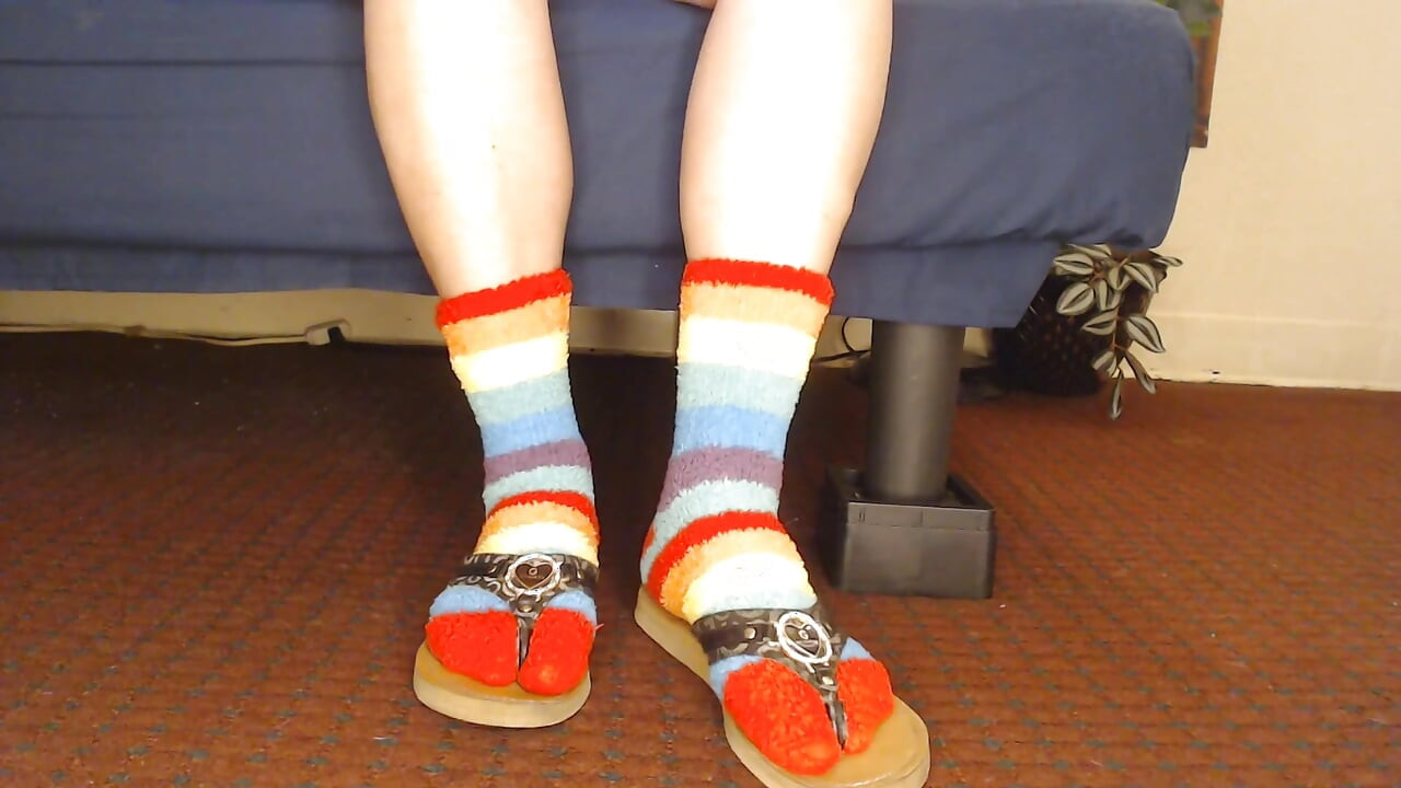Fuzzy Rainbow Sokker Guess Skinn Flip Flops