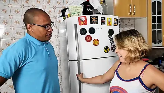 Sürtük sarışın mutfakta büyük zenci yarağıyla sikişiyor