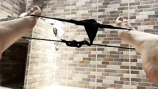 Güzel üvey kız kardeş, üniversiteye gitmeden önce cliptorisiyle oynamayı seviyor