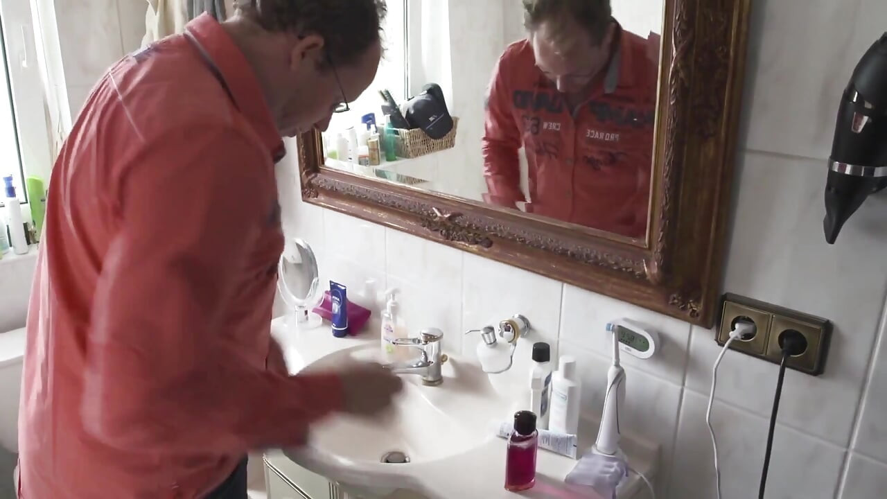 Chhote stnon aur sunahre balon vali seksi taitoo vali gand par chhirkav