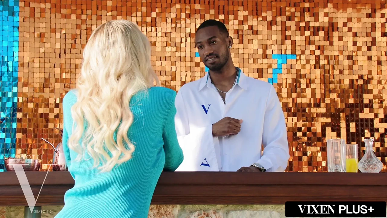 Vixenplus熟女Brandi在Vixen酒店大战2个大黑屌