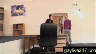 Un policier gay baise