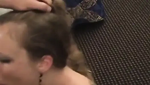 Edepsiz sarışın erotica Steven London'ı gırtlağına kadar alıyor