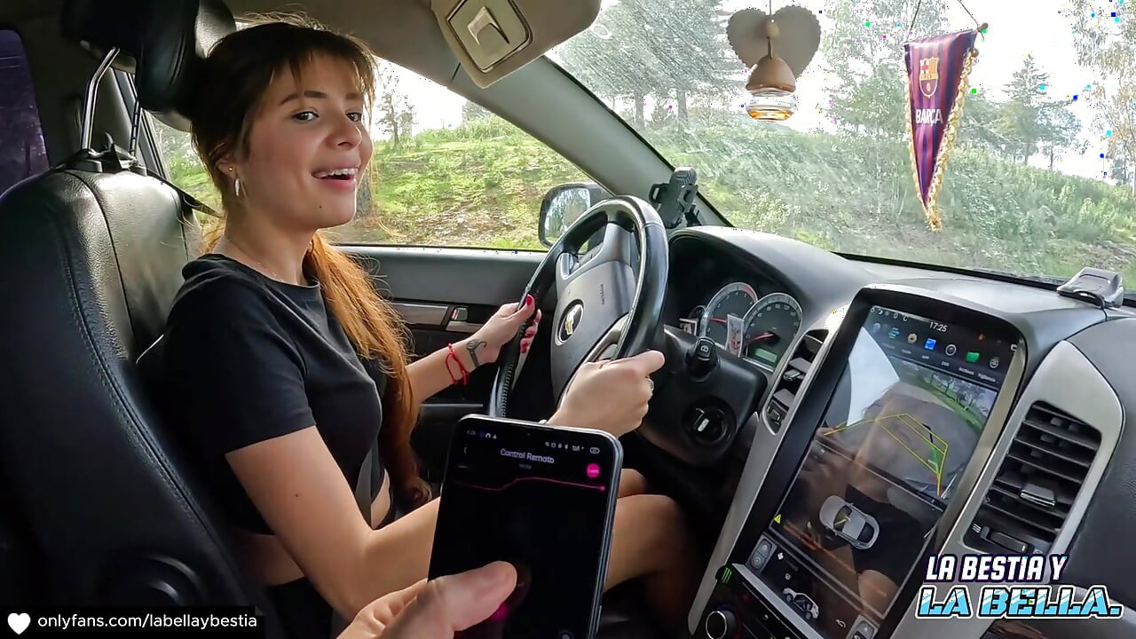 18 yaşındaki kadın; Vajinası titreşirken arabasını sürüyor ve herkesin içinde anal sikişiyoruz!!