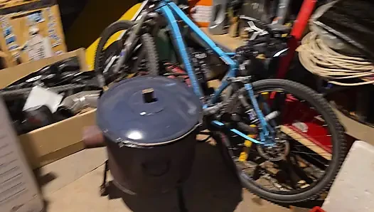 Meine mollige ehefrau gab mir einen riskanten blowjob in der garage unseres freundes, während er im haus war