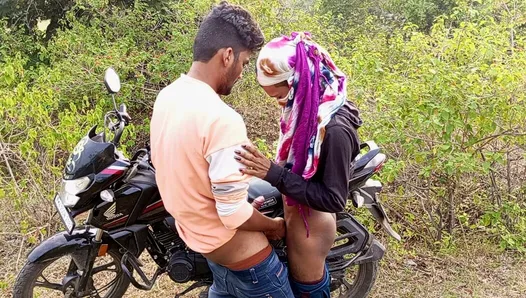 Village indien desi - Pooja Shemale et Boyfrend arrivent dans la jungle dehors et arrêtent à vélo une place et Pooja baisent le cul de Boyfrend.