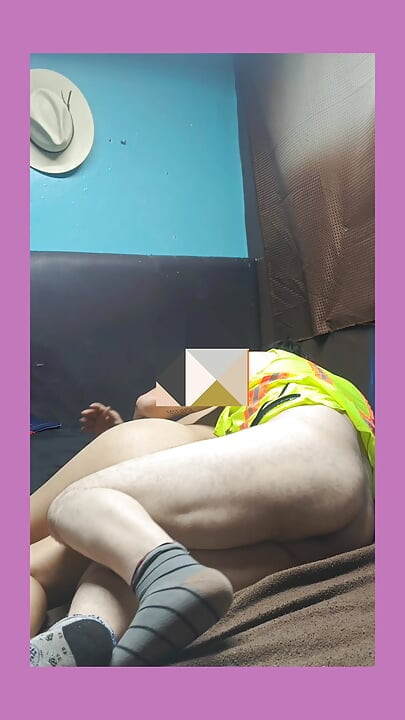 ¡LE ABRO LAS PIERNAS  A MI PRIMA MÍA COMO SI FUERA UN COFRE DEL TESORO!