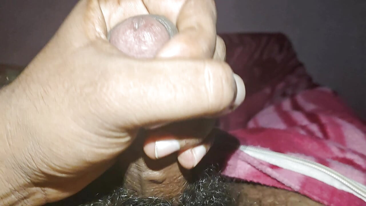 Bati uma punheta pensando na Anushka no banheiro