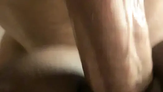 Большой пожилой хуй растягивает молодую киску