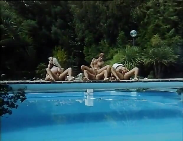 Celebră petrecere cu orgie cu vedete porno retro în grădină